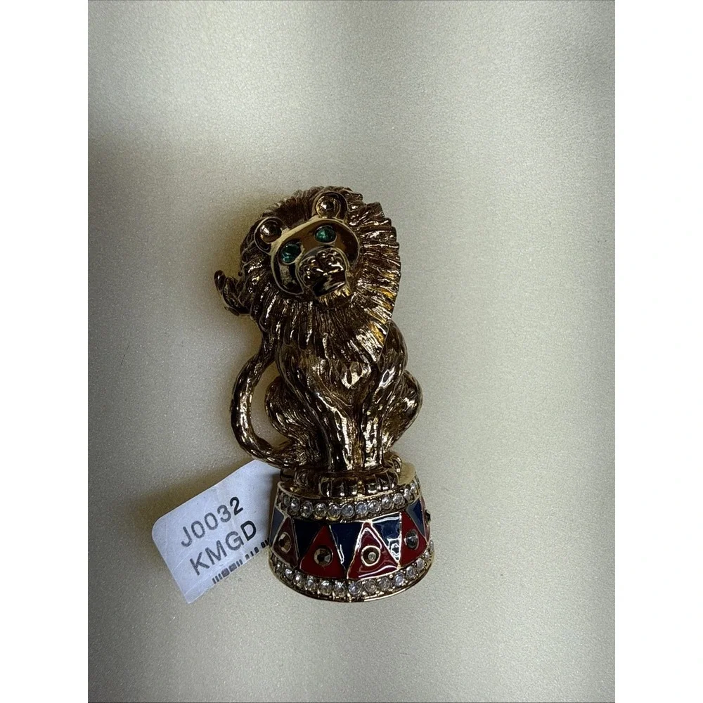 St. John Gold Tone Circus Lion Brooch Pin Green Eyes Pedestal